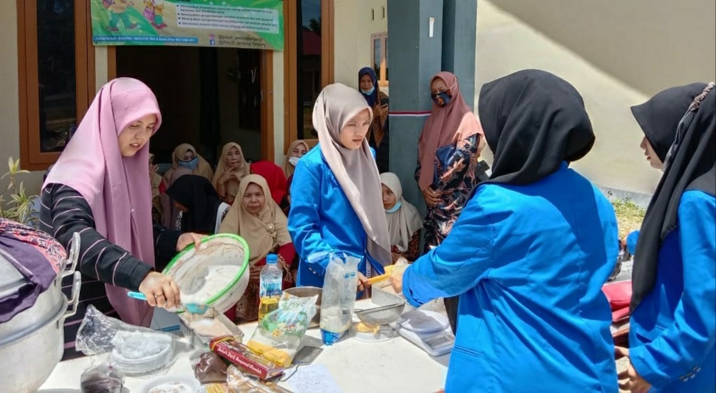 Dosen dan Mahasiswi PENBI UBBG Adakan Pelatihan Pembuatan Brownies Kopi bagi Komunitas Perempuan Desa