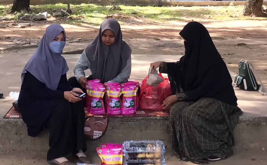 Mahasiswa PBI UBBG Adakan Bazar di Blang Padang sebagai Bagian dari Program Magang Kewirausahaan MBKM