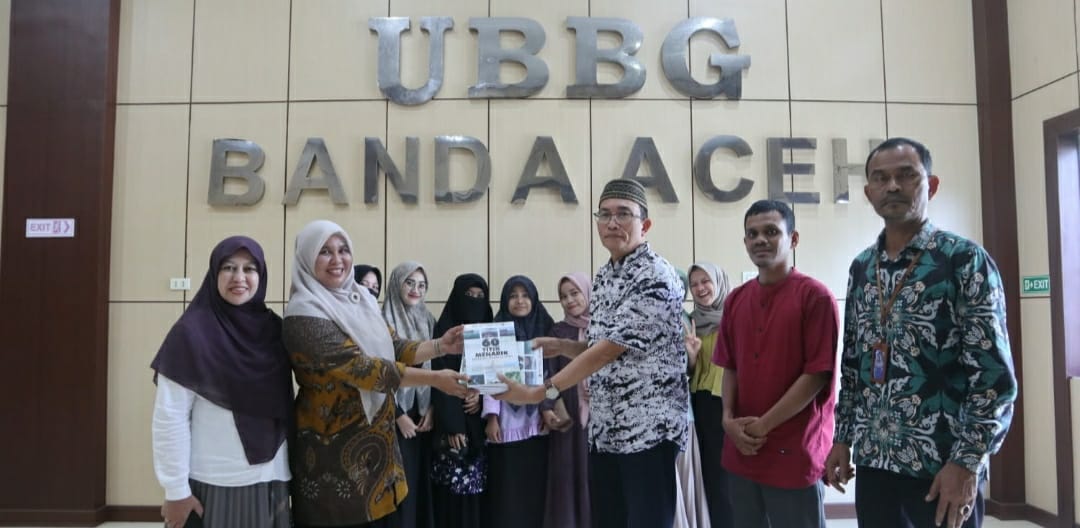 Pembina FAMe Serahkan Buku 60 Titik Destinasi Wisata Aceh kepada Penulis dari PENBI UBBG