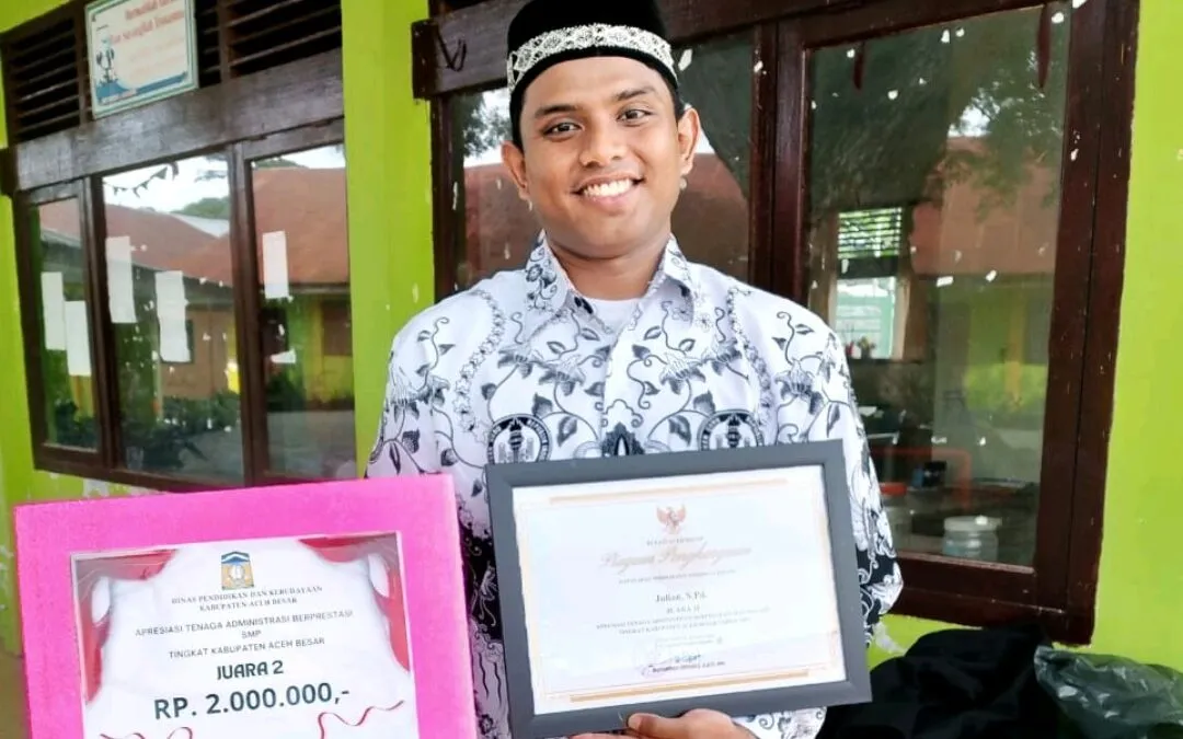 Julian, Alumni PBI UBBG Raih Penghargaan Guru Berprestasi dari Pemkab Aceh Besar