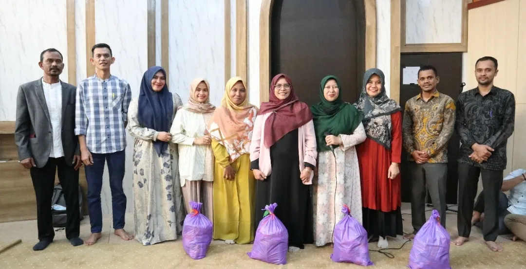 Rektor UBBG Bagikan Paket Ramadan
