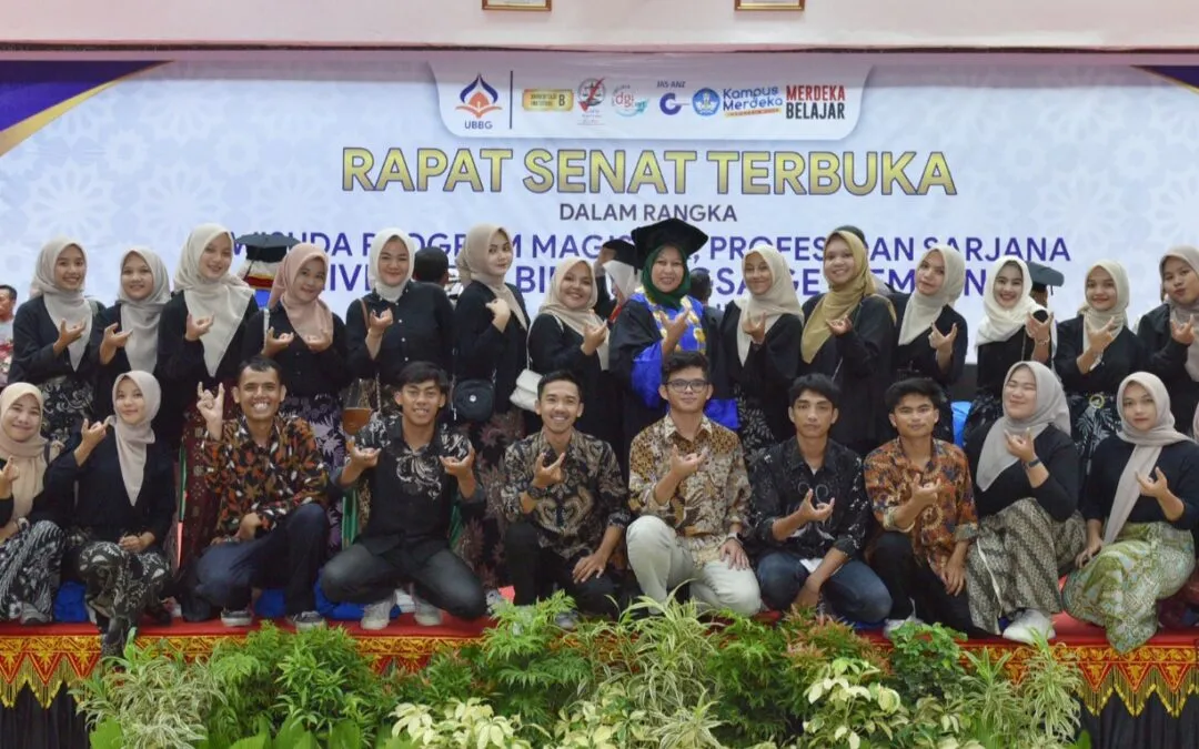 Pesona Penuh Warna Tim Paduan Suara Getsempena pada Prosesi Wisuda UBBG