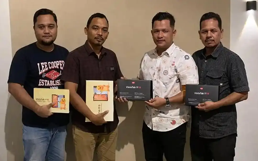 Dosen UBBG Serahkan Tablet untuk Mendukung Kinerja Perangkat Desa Kayee Jatoe Pijay