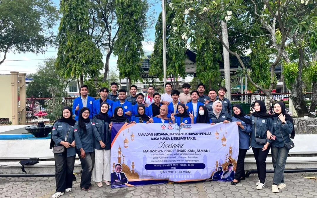Peduli Sesama di Bulan Ramadan, Mahasiswa Penjas UBBG Bagikan Takjil bagi Masyarakat