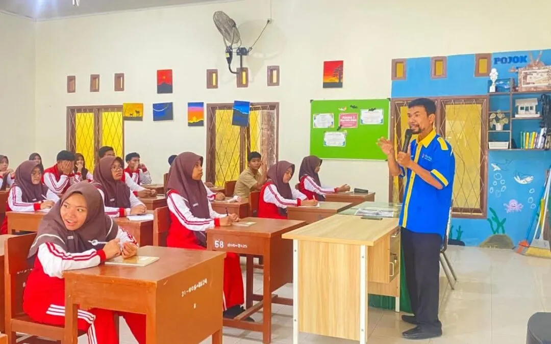 Alumnus S2 PMP UBBG Beri Materi Literasi Menulis di SMAN 1 Peukan Bada